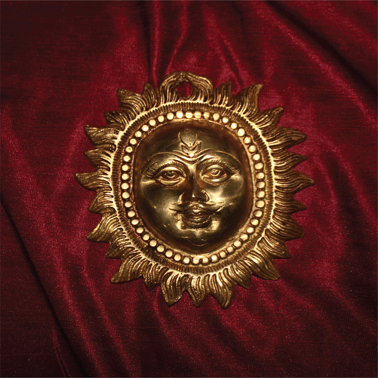 Brass Sun Face Statue for Wall Hanging Showpiece Article for Home Decoration (15 x 15 x 2 CM, Golden)